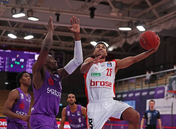 Sport Bilder des Tages GSD zje123 Saison 2020 21 Easy credit Basketball Bundesliga BG Göttingen - Brose Bamberg Bambergs Kenneth Ogbe (am Ball) gegen Göttingens Tai Odiase