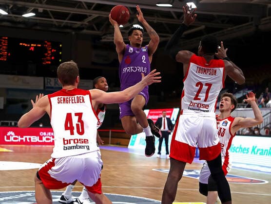 GSD zje123 Saison 2020 21 Easy credit Basketball Bundesliga BG Göttingen - Brose Bamberg Göttingens Nelson Weidemann (am Ball) gegen Bambergs Shevon Thompson (rechts) und Christian Sengfelder