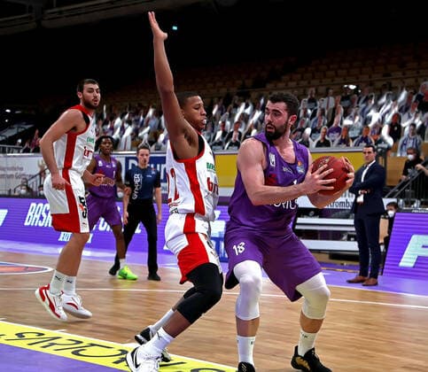 GSD zje123 Saison 2020 21 Easy credit Basketball Bundesliga BG Göttingen - Brose Bamberg Göttingens Harper Kamp (am Ball) gegen Bambergs Devon Hall