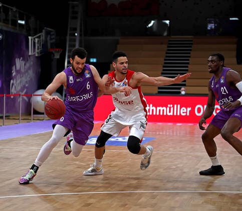 GSD zje123 Saison 2020 21 Easy credit Basketball Bundesliga BG Göttingen - Brose Bamberg Göttingens Luke Nelson (am Ball) gegen Bambergs Dominic Lockhart