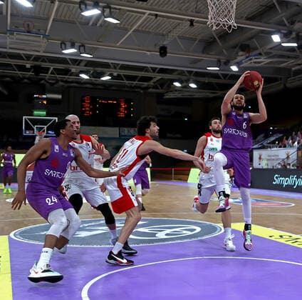 GSD zje123 Saison 2020 21 Easy credit Basketball Bundesliga BG Göttingen - Brose Bamberg Göttingens Luke Nelson (am Ball) gegen Bambergs Michele Vitali