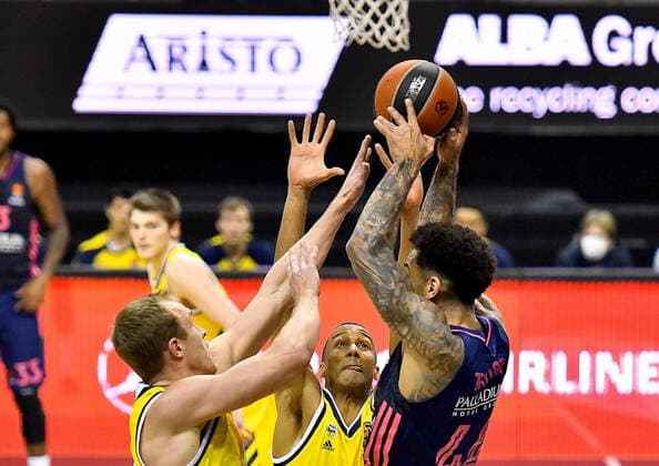 29.01.2021, xlakx, Basketball EuroLeague, Alba Berlin - Real Madrid emspor, v.l. Luke Sikma (Alba Berlin, No.43),Louis Olinde (Alba Berlin, No.19),Jeffery Taylor (Real Madrid, No.44) Berlin