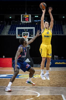 Basketball Berlin 29.01.2021 Saison 2020 2021 Euroleague Regualar Season Alba Berlin vs Real Madrid Luke Sikma (Alba Berlin, No.43) Usman Garuba (Real Madrid, No.16)