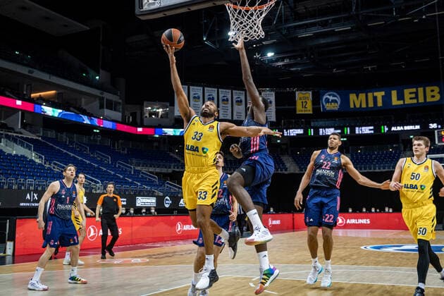 Basketball Berlin 29.01.2021 Saison 2020 2021 Euroleague Regualar Season Alba Berlin vs Real Madrid Jayson Granger (Alba Berlin, No.33) Usman Garuba (Real Madrid, No.16)