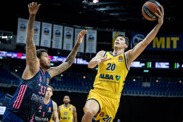 Basketball Berlin 29.01.2021 Saison 2020 2021 Euroleague Regualar Season Alba Berlin vs Real Madrid Simone Fontecchio (Alba Berlin, No.20) Trey Thompkins (Real Madrid, No.33)