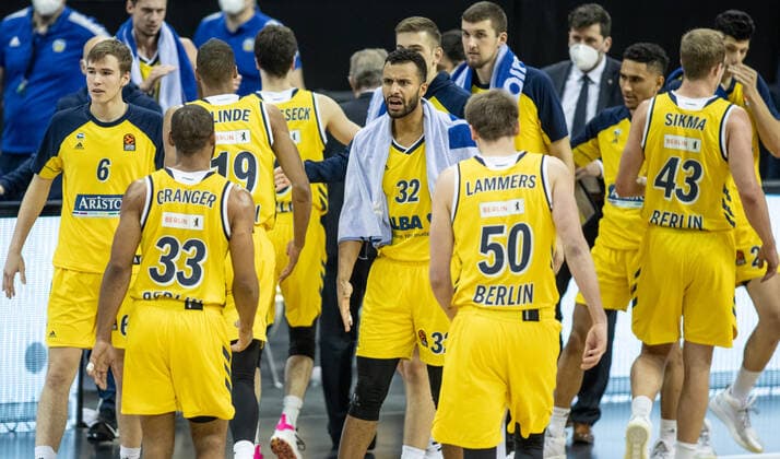 Basketball: Euroleague, Alba Berlin - Real Madrid, Hauptrunde, 23. Spieltag, Mercedes-Benz Arena. ALBAs Johannes Thiemann (M) ruft enttaeuscht Teamkollegen Jayson Granger (2.v.l) etwas zu. ALBA Berlin - Real Madrid