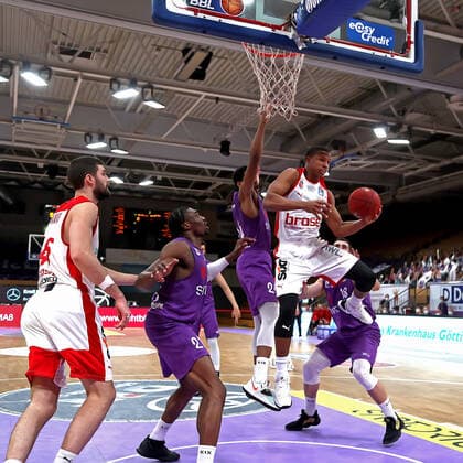 GSD zje123 Saison 2020 21 Easy credit Basketball Bundesliga BG Göttingen - Brose Bamberg Bambergs Devon Hall (am Ball) gegen Göttingens Aubrey Dawkins und Tai Odiase (links)