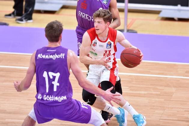 Bennet Hundt (Brose Bamberg) (am Ball), Mathis Moenninghoff (BG Goettingen) (NR 17) , Basketball, Bundesliga, BBL, BG Goettingen - Brose Bamberg, 29.01.2021, BG Goettingen - Brose Bamberg, Basketball, Bundesliga, GER, BBL, 29.01.2021 Goettingen Copyright: xEibner-Pressefotox-xRolandxSippelx