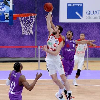Korbleger, Dunking von David Kravish (Brose Bamberg) (L), Aubrey Dawkins (BG Goettingen) (dahinter) , Basketball, Bundesliga, BBL, BG Goettingen - Brose Bamberg, 29.01.2021, BG Goettingen - Brose Bamberg, Basketball, Bundesliga, GER, BBL, 29.01.2021 Goettingen Copyright: xEibner-Pressefotox-xRolandxSippelx