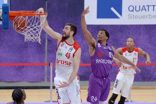 Korbleger, Dunking von David Kravish (Brose Bamberg) (L), Aubrey Dawkins (BG Goettingen) (dahinter) , Basketball, Bundesliga, BBL, BG Goettingen - Brose Bamberg, 29.01.2021, BG Goettingen - Brose Bamberg, Basketball, Bundesliga, GER, BBL, 29.01.2021 Goettingen Copyright: xEibner-Pressefotox-xRolandxSippelx