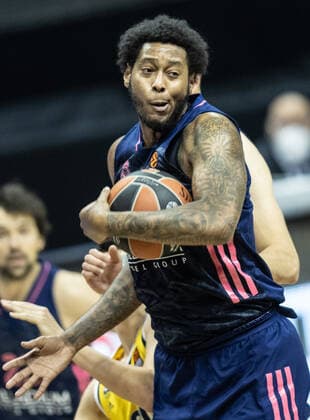 Basketball: Euroleague, Alba Berlin - Real Madrid, Hauptrunde, 23. Spieltag, Mercedes-Benz Arena. Trey Thompkins von Real Madrid haeltt den Ball. ALBA Berlin - Real Madrid