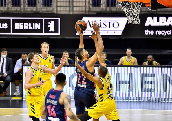 29.01.2021, xlakx, Basketball EuroLeague, Alba Berlin - Real Madrid emspor, v.l. Ben Lammers(Alba Berlin, No.50),Luke Sikma (Alba Berlin, No.43),am Ball Walter Samuel Tavares da Veiga (Real Madrid, No.22),Louis Olinde (Alba Berlin, No.19),Gabriel Deck (Real Madrid, No.14) Berlin