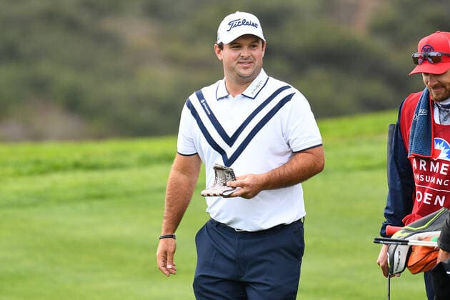 LA JOLLA, CA - JANUARY 29: Patrick Reed and his caddie Kessler Karain look on during the second round of the Farmers Insurance Open golf tournament at Torrey Pines Municipal Golf Course on January 29, 2021. The tournament was played without fans due to the COVID-19 pandemic. (Photo by Brian Rothmuller Icon Sportswire) GOLF: JAN 29 PGA, Golf Herren - Farmers Insurance Open Icon210129031