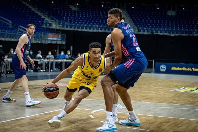 Basketball Berlin 29.01.2021 Saison 2020 2021 Euroleague Regualar Season Alba Berlin vs Real Madrid Maodo Lo (Alba Berlin, No.00) Walter Tavares (Real Madrid, No.22)