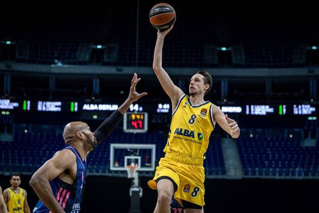 Basketball Berlin 29.01.2021 Saison 2020 2021 Euroleague Regualar Season Alba Berlin vs Real Madrid Marcus Eriksson (Alba Berlin, No.08) Alex Tyus (Real Madrid, No.07)