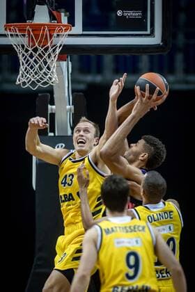 Basketball Berlin 29.01.2021 Saison 2020 2021 Euroleague Regualar Season Alba Berlin vs Real Madrid Walter Tavares (Real Madrid, No.22) Luke Sikma (Alba Berlin, No.43) Louis Olinde (Alba Berlin, No.19)