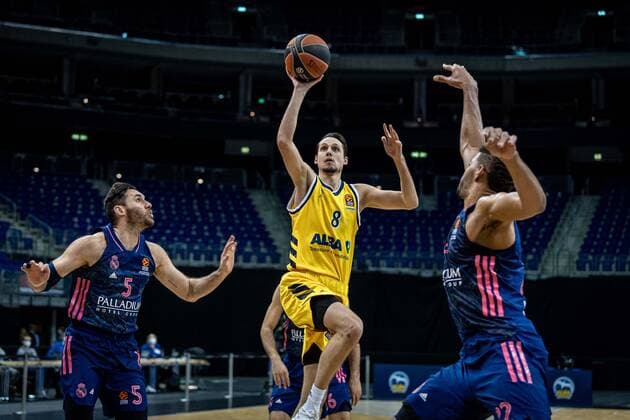 Basketball Berlin 29.01.2021 Saison 2020 2021 Euroleague Regualar Season Alba Berlin vs Real Madrid Marcus Eriksson (Alba Berlin, No.08) Walter Tavares (Real Madrid, No.22) re. Rudy Fernandez (Real Madrid, No.05)