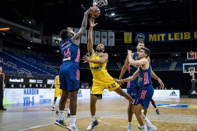 Basketball Berlin 29.01.2021 Saison 2020 2021 Euroleague Regualar Season Alba Berlin vs Real Madrid Jayson Granger (Alba Berlin, No.33) Usman Garuba (Real Madrid, No.16)