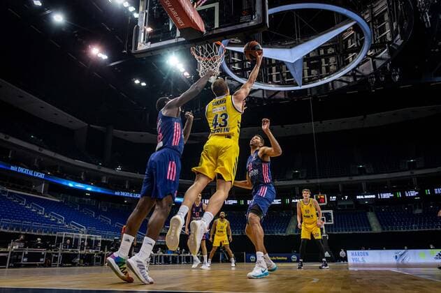 Basketball Berlin 29.01.2021 Saison 2020 2021 Euroleague Regualar Season Alba Berlin vs Real Madrid Luke Sikma (Alba Berlin, No.43) Usman Garuba (Real Madrid, No.16) li. Walter Tavares (Real Madrid, No.22)
