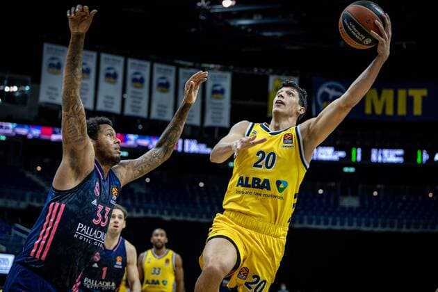 Basketball Berlin 29.01.2021 Saison 2020 2021 Euroleague Regualar Season Alba Berlin vs Real Madrid Simone Fontecchio (Alba Berlin, No.20) Trey Thompkins (Real Madrid, No.33)