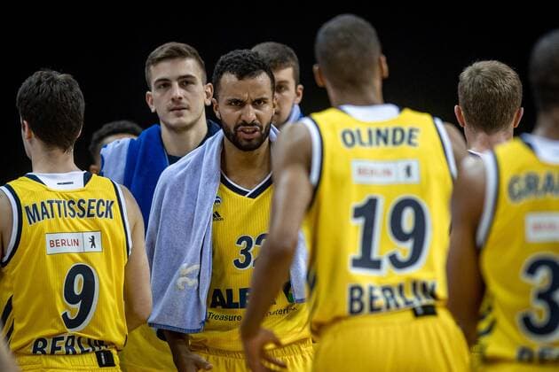 Basketball Berlin 29.01.2021 Saison 2020 2021 Euroleague Regualar Season Alba Berlin vs Real Madrid Johannes Thiemann (Alba Berlin, No.32) Louis Olinde (Alba Berlin, No.19)