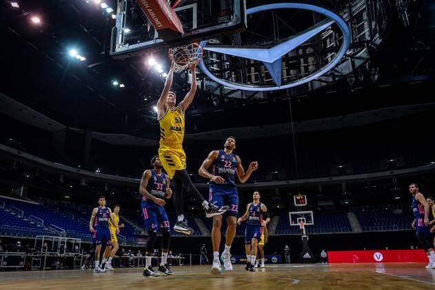 Basketball Berlin 29.01.2021 Saison 2020 2021 Euroleague Regualar Season Alba Berlin vs Real Madrid Ben Lammers (Alba Berlin, No.50) Walter Tavares (Real Madrid, No.22) Trey Thompkins (Real Madrid, No.33)