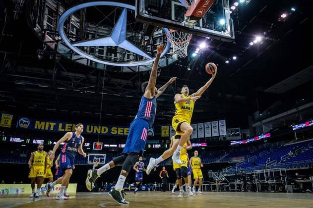 Basketball Berlin 29.01.2021 Saison 2020 2021 Euroleague Regualar Season Alba Berlin vs Real Madrid Simone Fontecchio (Alba Berlin, No.20) Trey Thompkins (Real Madrid, No.33)