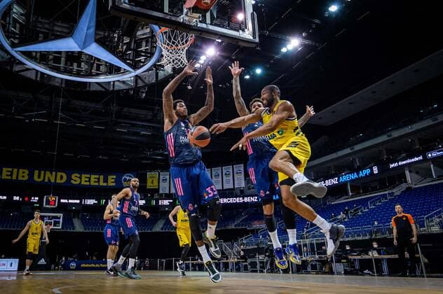 Basketball Berlin 29.01.2021 Saison 2020 2021 Euroleague Regualar Season Alba Berlin vs Real Madrid Jayson Granger (Alba Berlin, No.33) Jeffery Taylor (Real Madrid, No.44) Trey Thompkins (Real Madrid, No.33)