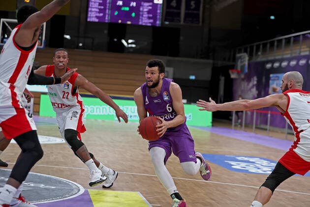 GSD zje123 Saison 2020 21 Easy credit Basketball Bundesliga BG Göttingen - Brose Bamberg Göttingens Luke Nelson (am Ball) gegen Bambergs Shevon Thompson (links) und Alex Ruoff (rechts)