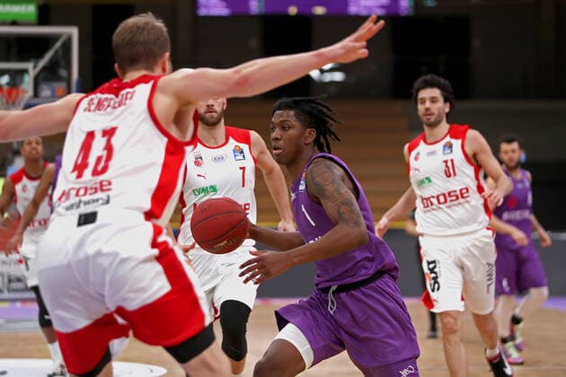 GSD zje123 Saison 2020 21 Easy credit Basketball Bundesliga BG Göttingen - Brose Bamberg Göttingens Deishuan Booker (am Ball) gegen Bambergs Christian Sengfelder (links)