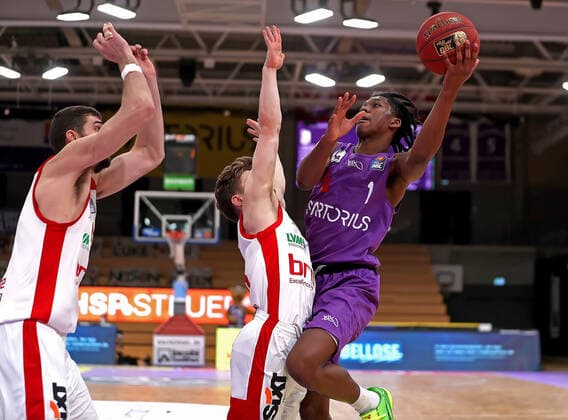 GSD zje123 Saison 2020 21 Easy credit Basketball Bundesliga BG Göttingen - Brose Bamberg Göttingens Deishuan Booker (am Ball) gegen Bambergs Bennet Hundt