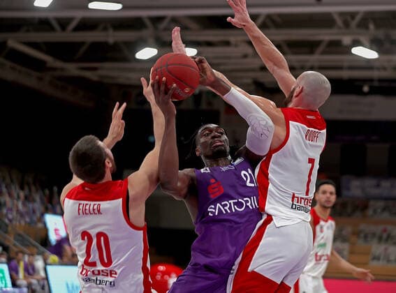 GSD zje123 Saison 2020 21 Easy credit Basketball Bundesliga BG Göttingen - Brose Bamberg Göttingens Tai Odiase (am Ball) gegen Bambergs Shase Fieler (links) und Alex Ruoff (rechts)