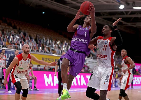GSD zje123 Saison 2020 21 Easy credit Basketball Bundesliga BG Göttingen - Brose Bamberg Göttingens Deishuan Booker (am Ball) gegen Bambergs Shevon Thompson (rechts)