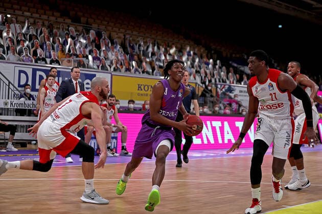 GSD zje123 Saison 2020 21 Easy credit Basketball Bundesliga BG Göttingen - Brose Bamberg Göttingens Deishuan Booker (am Ball) gegen Bambergs Shevon Thompson (rechts) und Alex Riuoff (links)