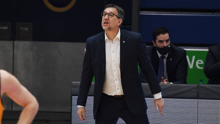Basketball 1. Bundesliga, Saison 2020 2021, 15. Spieltag, Syntainics MBC Weißenfels vs. ratiopharm Ulm (30.01.2021) Head Coach Silvano Poropat (MBC Weissenfels) gestikuliert beim Spiel MBC Weißenfels gegen Ulm (30.01.2021) Weißenfels Sachsen-Anhalt Deutschland Stadthalle Weißenfels