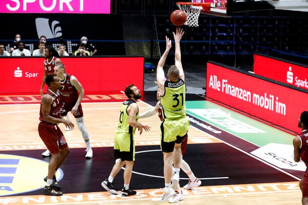 30.01.2021, easyCredit Basketball Bundesliga, BBL, Saison 2020 2021, Herren, Chemnitz Niners - Medi Bayreuth Osvaldas Olisevicius, Medi Bayreuth, Bastian Doreth, Medi Bayreuth Chemnitz Messe Chemnitz Sachsen Germany