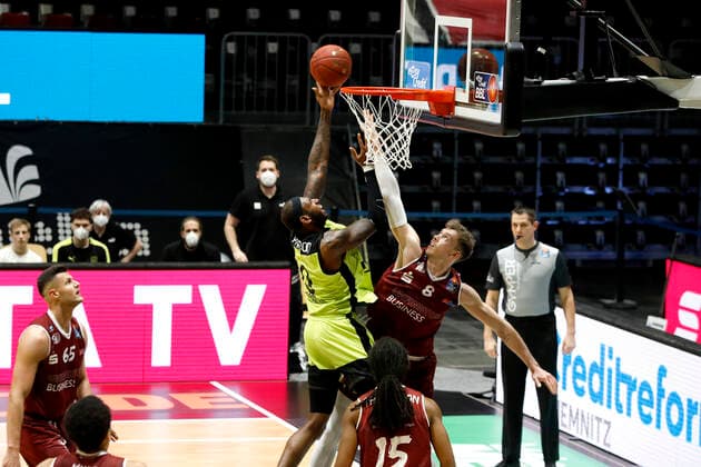 30.01.2021, easyCredit Basketball Bundesliga, BBL, Saison 2020 2021, Herren, Chemnitz Niners - Medi Bayreuth John Gillon, Niners Chemnitz, Jan Niklas Wimberg, Niners Chemnitz Chemnitz Messe Chemnitz Sachsen Germany