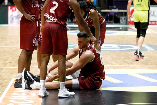 30.01.2021, easyCredit Basketball Bundesliga, BBL, Saison 2020 2021, Herren, Chemnitz Niners - Medi Bayreuth Filip Stanic, Niners Chemnitz, nach Verletzung am Boden Chemnitz Messe Chemnitz Sachsen Germany