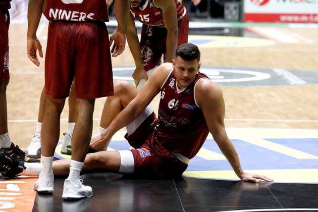 30.01.2021, easyCredit Basketball Bundesliga, BBL, Saison 2020 2021, Herren, Chemnitz Niners - Medi Bayreuth Filip Stanic, Niners Chemnitz, nach Verletzung am Boden Chemnitz Messe Chemnitz Sachsen Germany