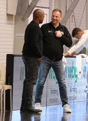30.01.2021 - Basketball - Saison 2019 2020 - 2. Bundesliga Pro-A - 18. Spieltag: Nürnberg Falcons Basketball Club NBC - PS Karlsruhe LIONS - DaMa - Derrick Taylor ( Co-Trainer Assistant-Coach Nürnberg Falcons BC NBC ) Ralph Junge ( Trainer Geschäftsführer Headcoach Nürnberg Falcons BC NBC ) unterhalten sich vor Spielbeginn
