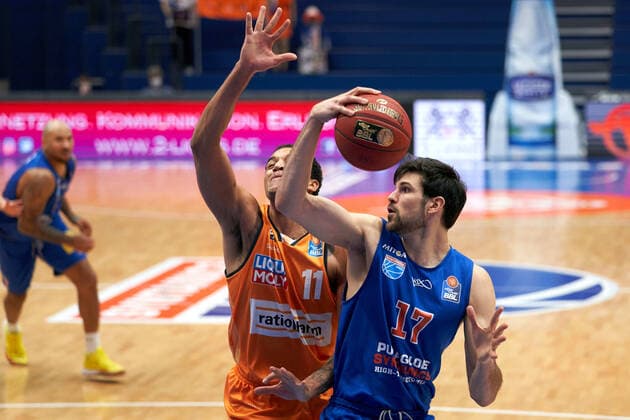 Syntainics MBC - Ratiopharm Ulm, Basketball, Bundesliga, Maenner, 15. Spieltag, 30.01.2021, v.l.: Isaiah Wilkins (Ulm, 11), Aleksandar Marelja (MBC, 17). Syntainics MBC - ratiopharm ulm, Basketball, Bundesliga, Maenner, 15. Spieltag, 30.01.2021, Weissenfels