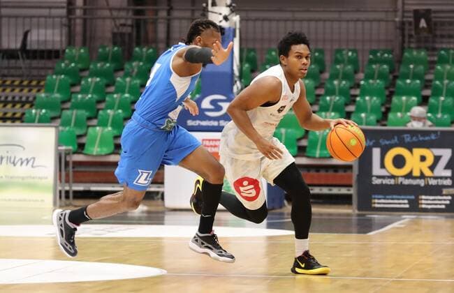 30.01.2021 - Basketball - Saison 2019 2020 - 2. Bundesliga Pro-A - 18. Spieltag: Nürnberg Falcons Basketball Club NBC - PS Karlsruhe LIONS - DaMa - Gregory Clay Foster (5, PS Karlsruhe Lions ) Tra Holder (0, Nürnberg Falcons BC NBC )