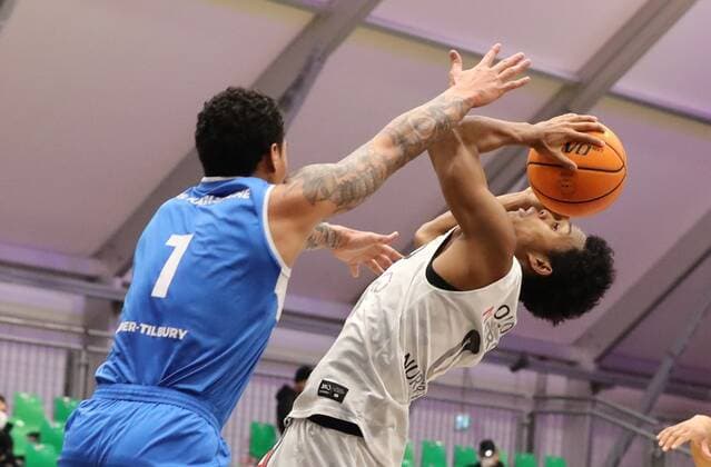 30.01.2021 - Basketball - Saison 2019 2020 - 2. Bundesliga Pro-A - 18. Spieltag: Nürnberg Falcons Basketball Club NBC - PS Karlsruhe LIONS - DaMa - Kavin John Gilder-Tilbury (1, PS Karlsruhe Lions ) Tra Holder (0, Nürnberg Falcons BC NBC )