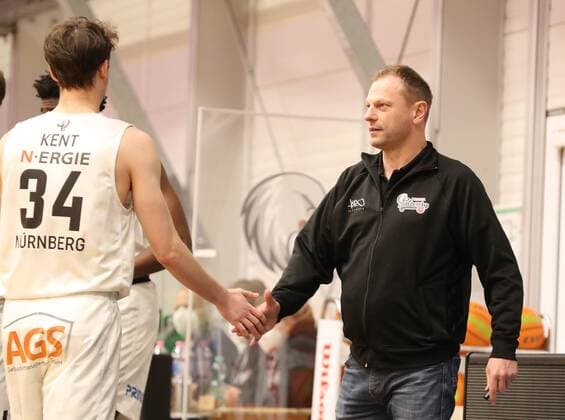 30.01.2021 - Basketball - Saison 2019 2020 - 2. Bundesliga Pro-A - 18. Spieltag: Nürnberg Falcons Basketball Club NBC - PS Karlsruhe LIONS - DaMa - Jackson Ross Kent (34, Nürnberg Falcons BC NBC ) Ralph Junge ( Trainer Geschäftsführer Headcoach Nürnberg Falcons BC NBC ) klatschen ab