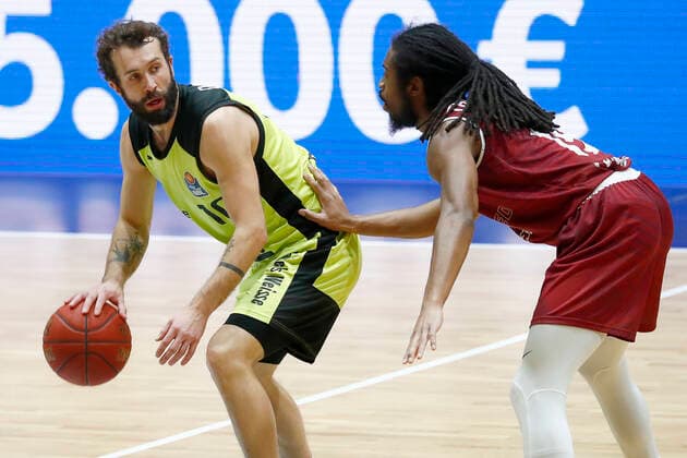 15. Spieltag der easyCredit BBL Basketball Bundesliga in der Messe Chemnitz Saison 2020-2021 NINERS Chemnitz gegen Medi Bayreuth Bastian Doreth (Medi Bayreuth 10) links Marcus Thornton (NINERS Chemnitz 15) rechts