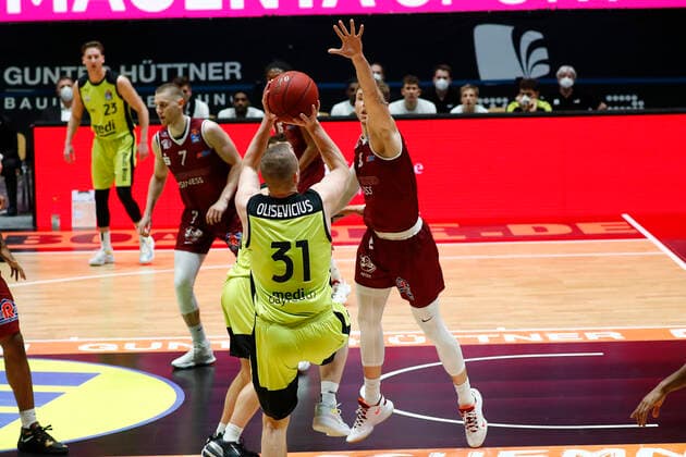 15. Spieltag der easyCredit BBL Basketball Bundesliga in der Messe Chemnitz Saison 2020-2021 NINERS Chemnitz gegen Medi Bayreuth Osvaldas Olisevicius (Medi Bayreuth 31) links Jan Niklas Wimberg (NINERS Chemnitz 8) rechts