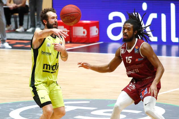 15. Spieltag der easyCredit BBL Basketball Bundesliga in der Messe Chemnitz Saison 2020-2021 NINERS Chemnitz gegen Medi Bayreuth Bastian Doreth (Medi Bayreuth 10) links Marcus Thornton (NINERS Chemnitz 15) rechts