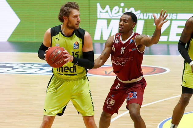 15. Spieltag der easyCredit BBL Basketball Bundesliga in der Messe Chemnitz Saison 2020-2021 NINERS Chemnitz gegen Medi Bayreuth Matthew Tiby (Medi Bayreuth 15) links Isiaha Mike (NINERS Chemnitz 11) rechts