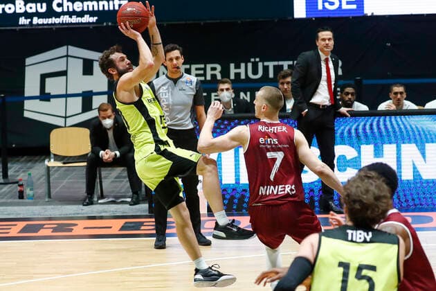 15. Spieltag der easyCredit BBL Basketball Bundesliga in der Messe Chemnitz Saison 2020-2021 NINERS Chemnitz gegen Medi Bayreuth Bastian Doreth (Medi Bayreuth 10) links Jonas Richter (NINERS Chemnitz 7) rechts