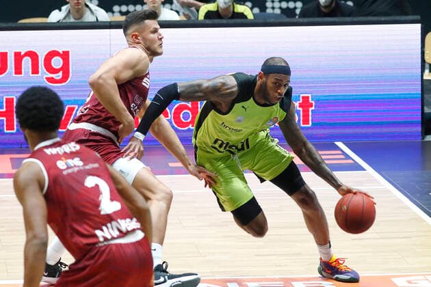 15. Spieltag der easyCredit BBL Basketball Bundesliga in der Messe Chemnitz Saison 2020-2021 NINERS Chemnitz gegen Medi Bayreuth Dererk Pardon (Medi Bayreuth 0) rechts Filip Stanic (NINERS Chemnitz 65) links